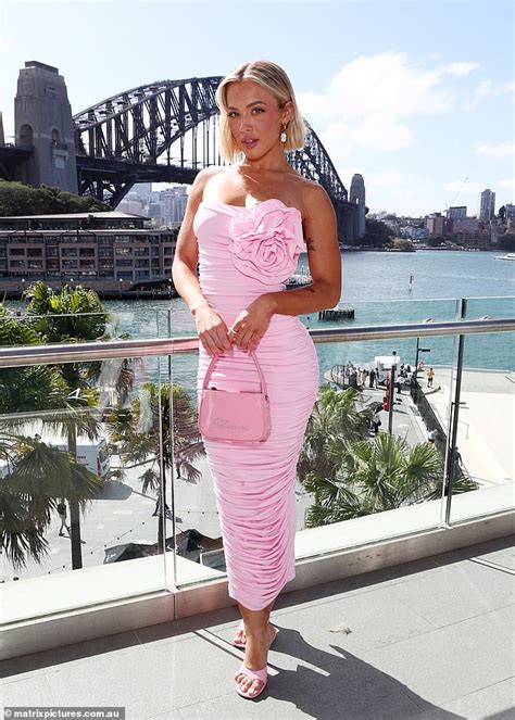 Get A Room Tammy Hembrow Gets Hot And Heavy With Love Island Star Matt Zukowski On The Streets