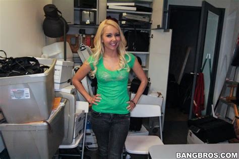 La petite blonde Aaliyah Love se fait fouetter la chatte et reçoit du sperme en plein visage