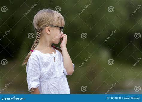 Portret Van Leuk Vrij Grappig Jong Meisje Met Blonde Vlechten In Witte Kleding En Donkere