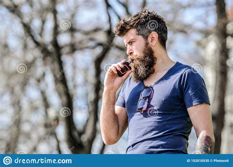 Homem Brutal Farpado Que Fuma O Cigarro Eletr Nico E Cigarro De Fumo Do