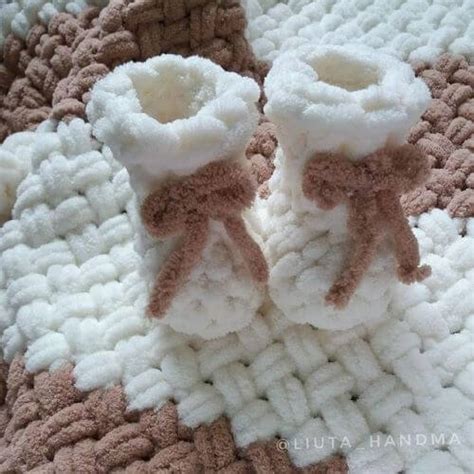 Плед + іграшка + пінетки: все для малят в’яжемо руками