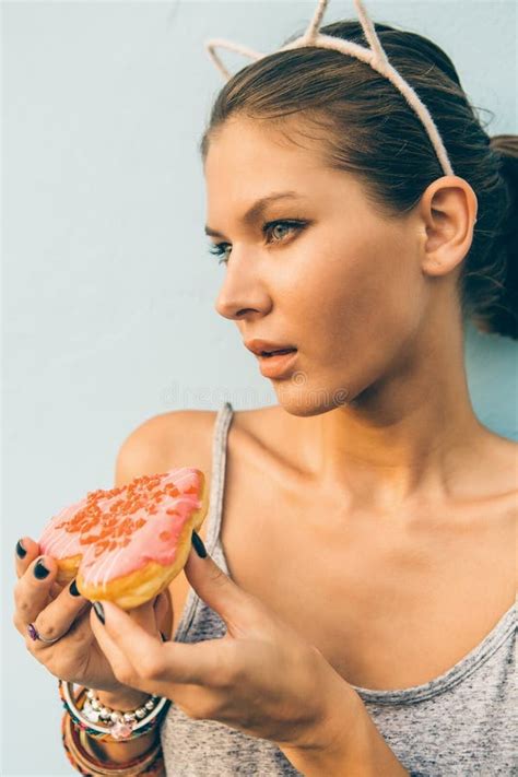 Brunette Lady Eat Sweet Heart Shaped Donut Stock Image Image Of Dessert Cake