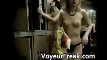 Une caméra secrète est placée dans le casier des femmes XVIDEOS