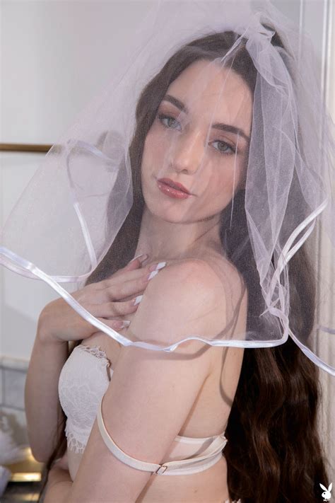 Beautiful Bride Gia Rae Shows Off Her Big Ass And Her Shaved Pussy