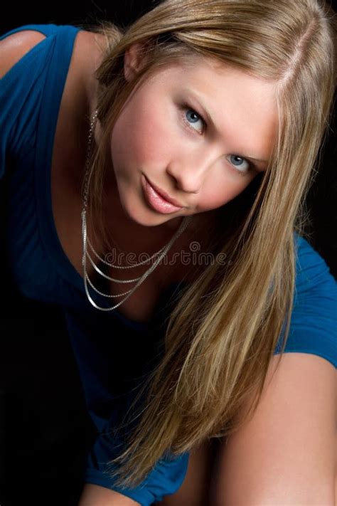 Het Blonde Meisje Van De Manier Stock Foto Image Of Schitterend Glimlachen 13785994