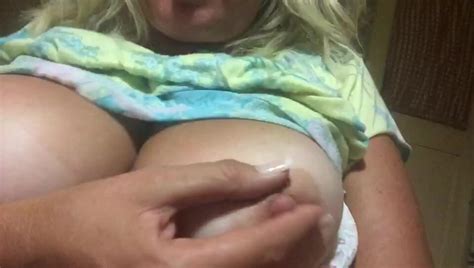 Milf Mostra Le Tette A Coppia Giocosa AmaPorn