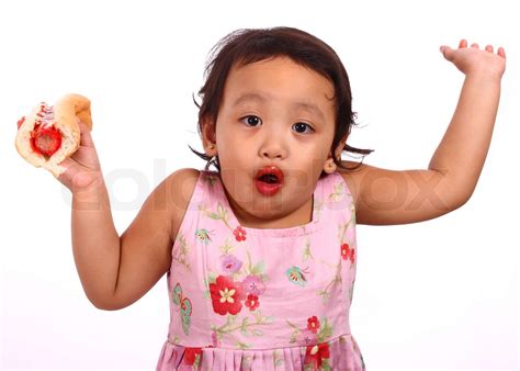 Kleine Mädchen schaut geschockt und nach beißt sich Too Hot Hotdog Surprised Stock Bild
