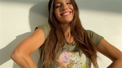 En bikini y arrodillada en la arena Pampita enamoró con sus mejores poses desde el paraíso