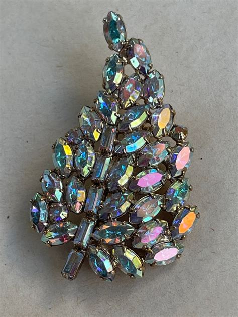 Vintage Beautiful Leaf Rhinestone Gem