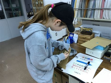 「いるかいないかボード」の名札を作っちゃった生徒。 北星余市はいま！（北星学園余市高等学校オフィシャブログ）