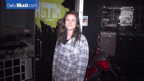 Los Angeles Woman Strips Fully Naked As Cops Try To Arrest Her In Video Daily Mail Online