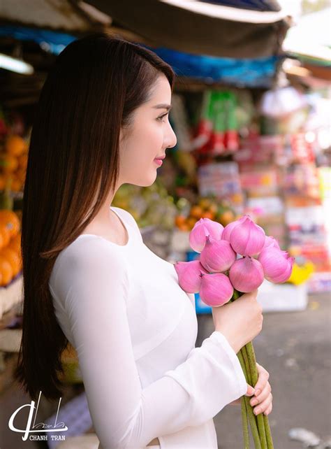 Hot Girl Linh Napie Charming With Lotus Flowers Asian Girl