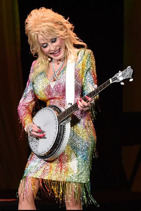 See Dolly Partons 10 Most Iconic Outfits Ever Artofit