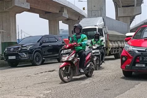 Foto Risiko Mobil Sering Melibas Jalan Berlubang