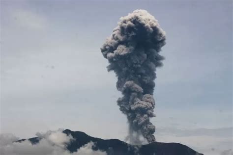 gunung marapi erupsi  pvmbg ingatkan status gunung marapi