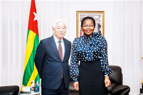 V Tomégah Dogbé a conféré avec le révérend Ock Soo Park fondateur de