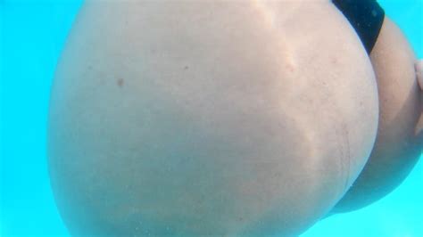 Plötzlich zieht er meinen Bikini aus um mich im Schwimmbad zu ficken xHamster