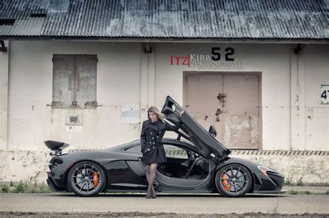 Hai Hot Girl Thay Nhau T O D Ng B N Si U Xe Mclaren P