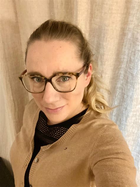 This nerdy secretary look is a fun change from time to time : r/selfie
