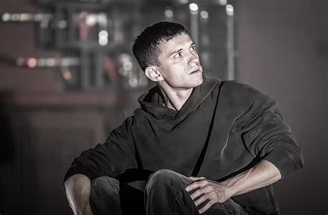 Том Голланд гуляє зі своїм новим цуценям