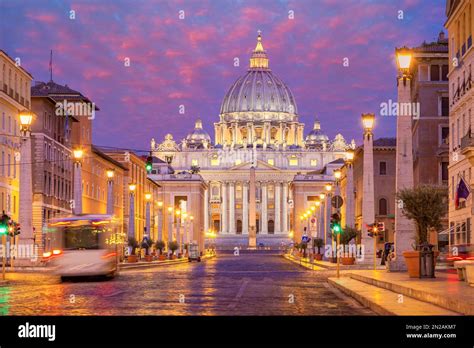 Via Della Conciliazione E Basilica Di San Pietro In Vaticano Immagini E