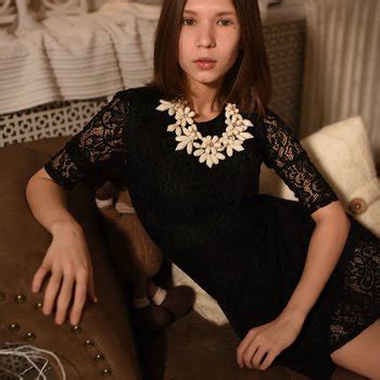 Erotic Babe Lukki Lima Showing Her Shaved Pussy Photos