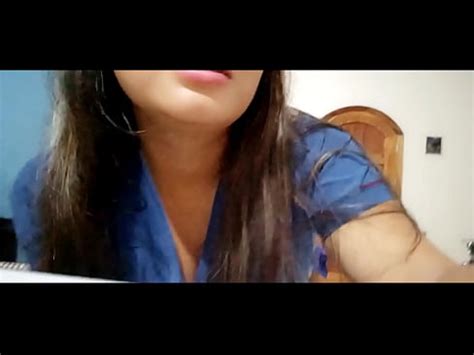 MADRASTRA ENFERMERA LATINA REALIZA PORNO EN EL BAÑO DEL CONSULTORIO LUEGO LLEVA A UN PACIENTE