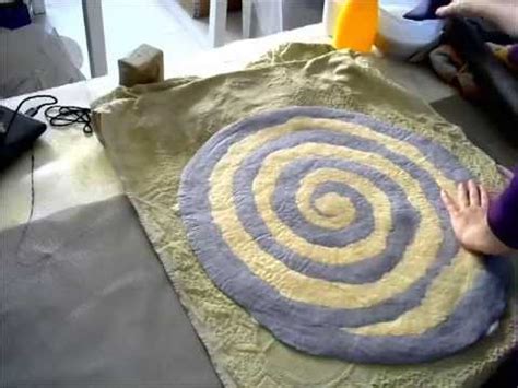 Валяем простой коврик из троицкой шерсти - YouTube