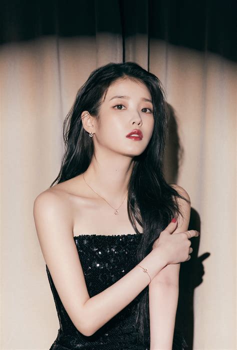 `제이에스티나 뮤즈` 아이유 화려한 ‘홀리데이 컬렉션 완벽 소화