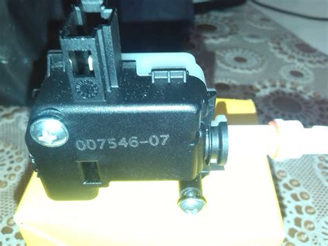 Сервопривод лючка бензобака — Volkswagen Passat B5, 1,9 л, 1997 года ...