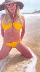Insta Vid Rg Fs Britney Spears Posing In Yellow Bikini Phun Org Forum