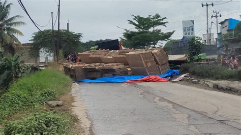 Diduga Mesin Mati Saat Menanjak Truk Pengangkut Dus Terguling Begini