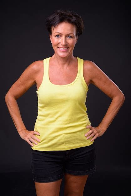 Photo De Studio De Belle Femme Scandinave Mature Aux Cheveux Courts Sur Fond Noir Photo Premium