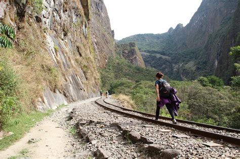 Uma Jovem Caminhando Pelos Trilhos Do Trem Em Trekking Para Chegar A