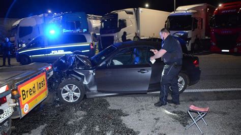 A1 BMW Fahrer kracht auf Raststätte gegen Sattelschlepper