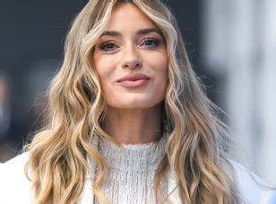 Polecia A Z Ukochanym Do Tajlandii Pokaza A Si W Bikini Chica