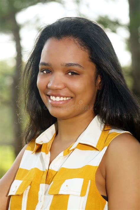 Latina Adolescente Linda Al Aire Libre Imagen De Archivo Imagen De Cierre Encantador
