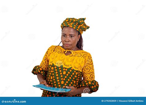 Gros Plan Une Belle Femme Mature Tenant Un Document Pensif Image Stock Image Du Femelle