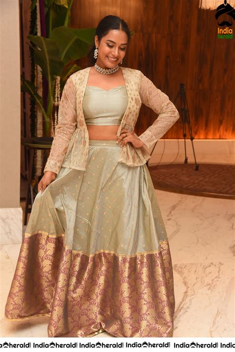 Hari Teja Hot Stills Flaunting Her Sexy Waist Set