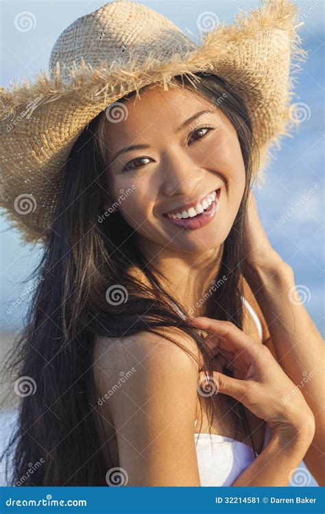 Chinesischer Asiatin Mädchen Bikini Cowboy Hat Beach Stockbild Bild von frau porträt 32214581
