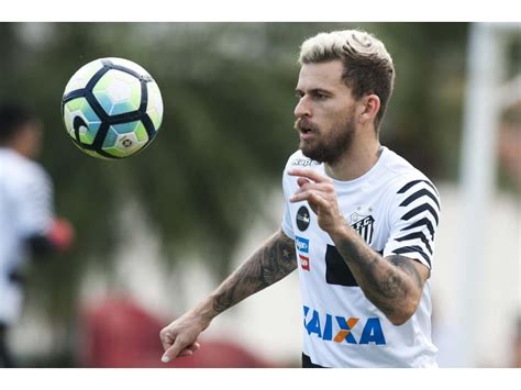 Santos negocia a contratação do meia Lucas Lima por produtividade Lance