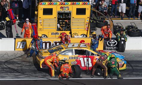 how much does a nascar pit crew member earn 1