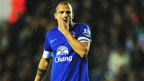transfer news everton defender john heitinga hints   return
