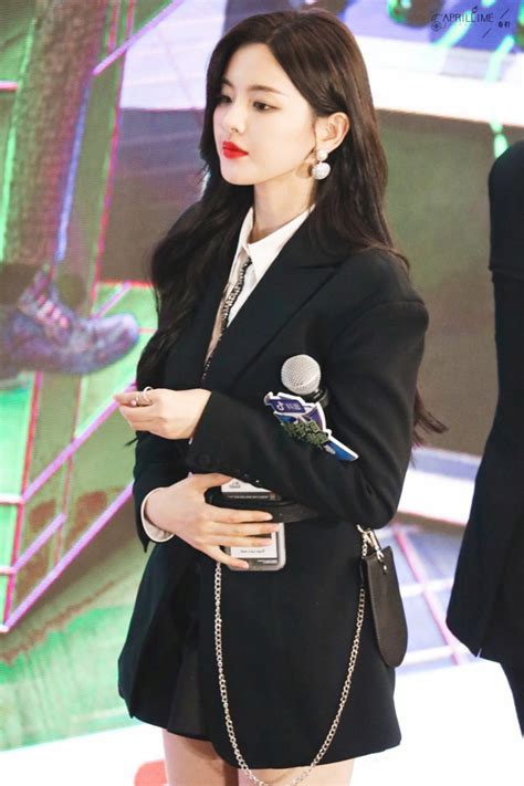 Địch Lệ Nhiệt Ba hot nhất đêm nay Sexy ngút ngàn dù kín từ đầu tới chân lấn át cả Dương Siêu