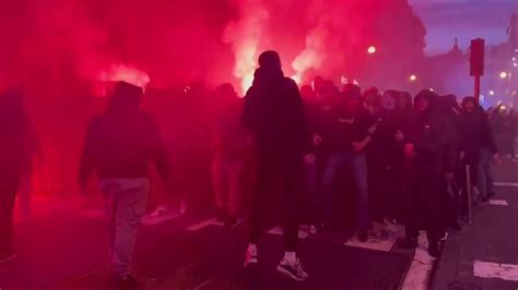 Desfile De Bengalas Y Palos De Los Seguidores Del Psg Camino De Anoeta