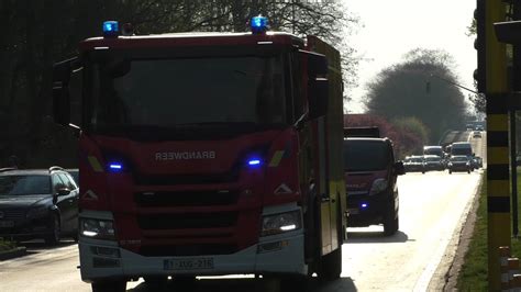 Brandweer Ziekenwagens En Politie Met Spoed Van En Naar Verschillende