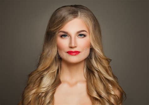 De Schoonheid Van De Blonde Mooie Vrouw Met Lang Blonde Haar Stock Foto Image Of Lichaam