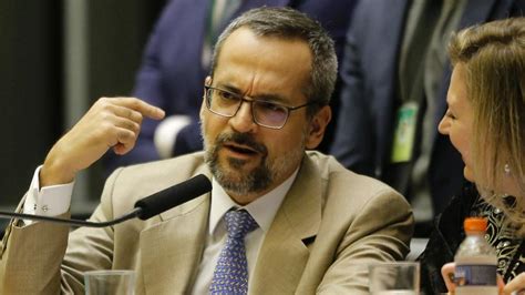 Sai o kit gay e entra a leitura em família diz Weintraub BOL BOL