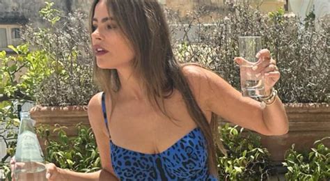 Sofía Vergara posa en sensual bikini azul tras separación