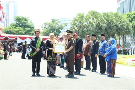 Kajati Jatim Raih Penghargaan Dalam Penyelamatan Aset Negara Oleh